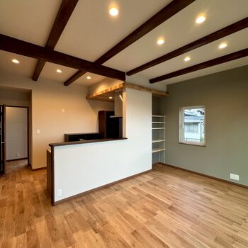 素材を活かした落ち着きと味わいのある家